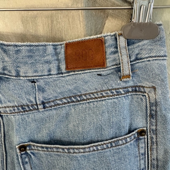 BDG Urban Outfitters High Rise Cowboy Cut Mom Jeans Medium Blue Size 27* - Picture 10 of 10